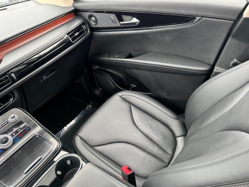 Lincoln Nautilus Vehicle Full-screen Gallery Image 11