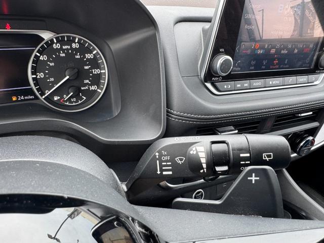 Nissan Rogue Vehicle Full-screen Gallery Image 21