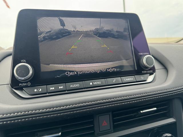 Nissan Rogue Vehicle Full-screen Gallery Image 24