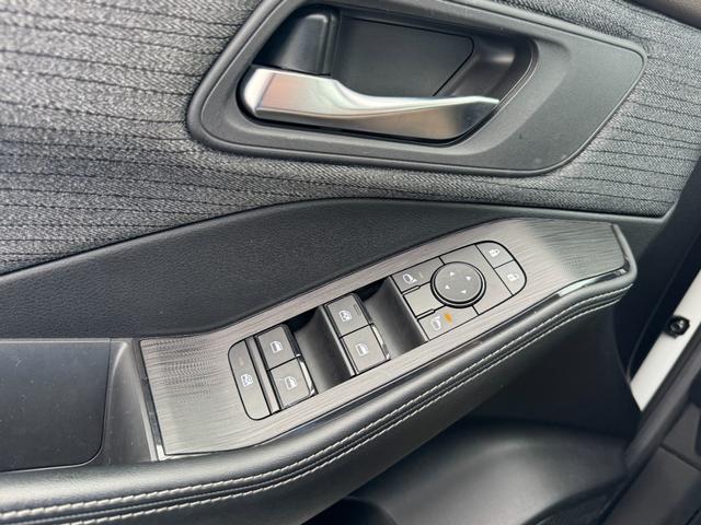 Nissan Rogue Vehicle Full-screen Gallery Image 25