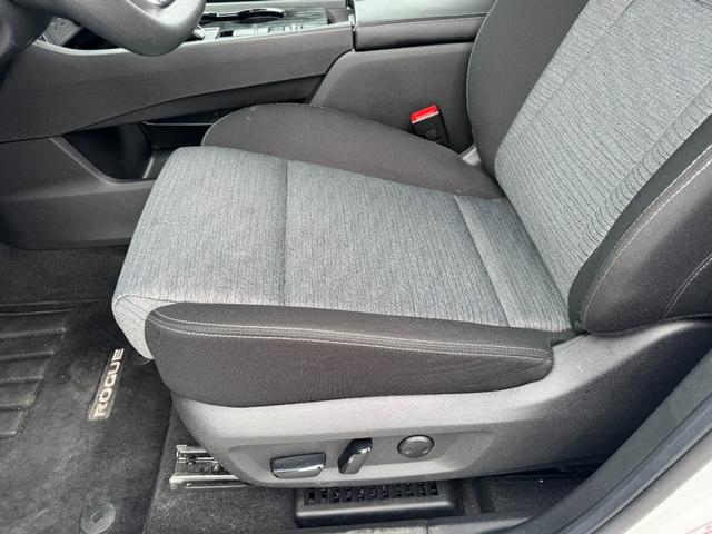 Nissan Rogue Vehicle Full-screen Gallery Image 26