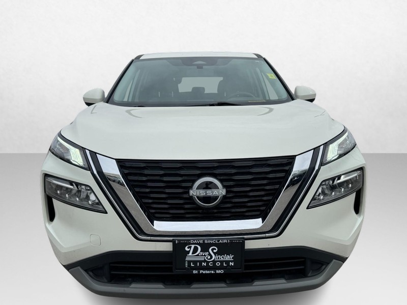 Nissan Rogue Vehicle Full-screen Gallery Image 02