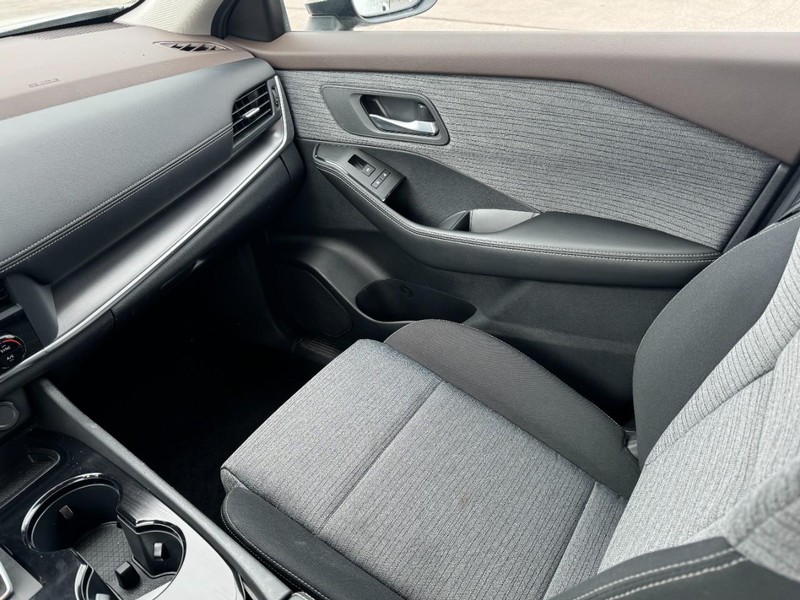 Nissan Rogue Vehicle Full-screen Gallery Image 11