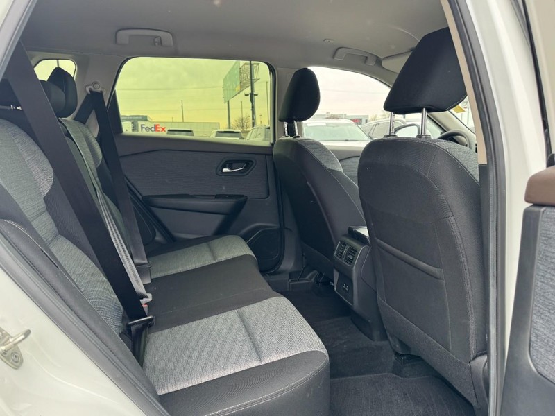 Nissan Rogue Vehicle Full-screen Gallery Image 13