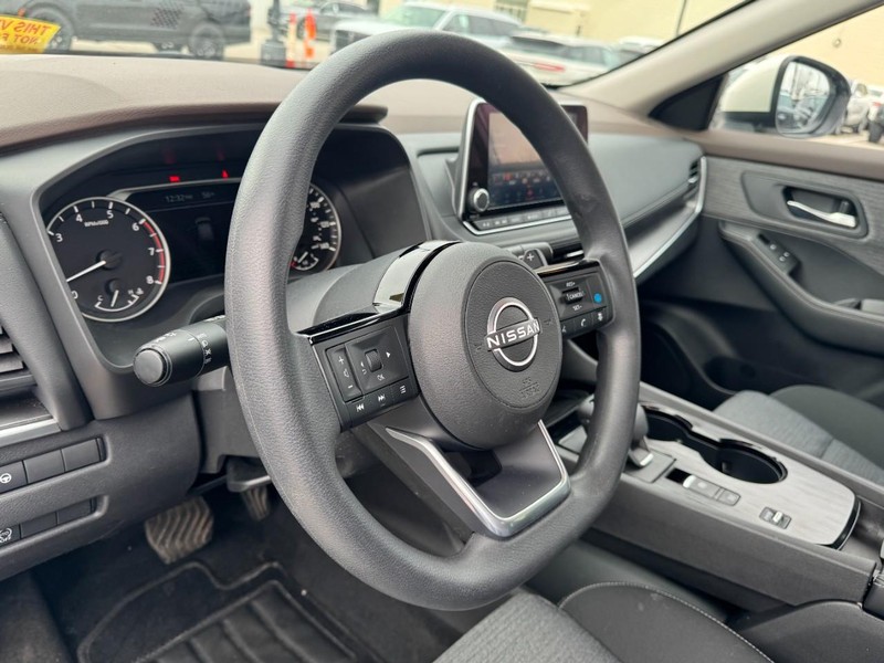 Nissan Rogue Vehicle Full-screen Gallery Image 15