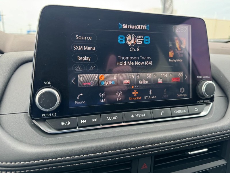 Nissan Rogue Vehicle Full-screen Gallery Image 16