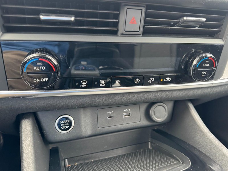 Nissan Rogue Vehicle Full-screen Gallery Image 17