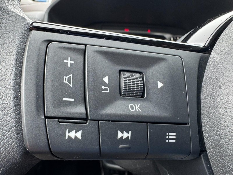 Nissan Rogue Vehicle Full-screen Gallery Image 18