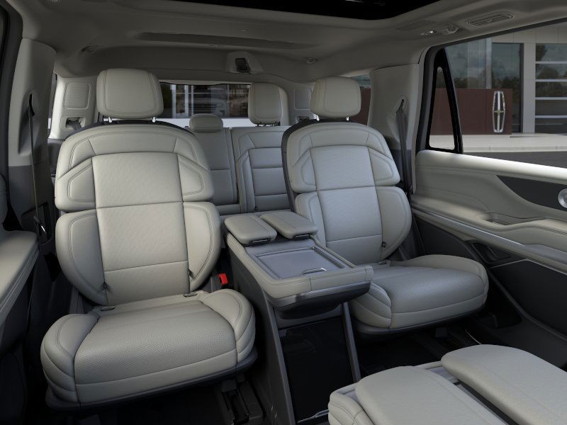 Lincoln Navigator Vehicle Full-screen Gallery Image 11