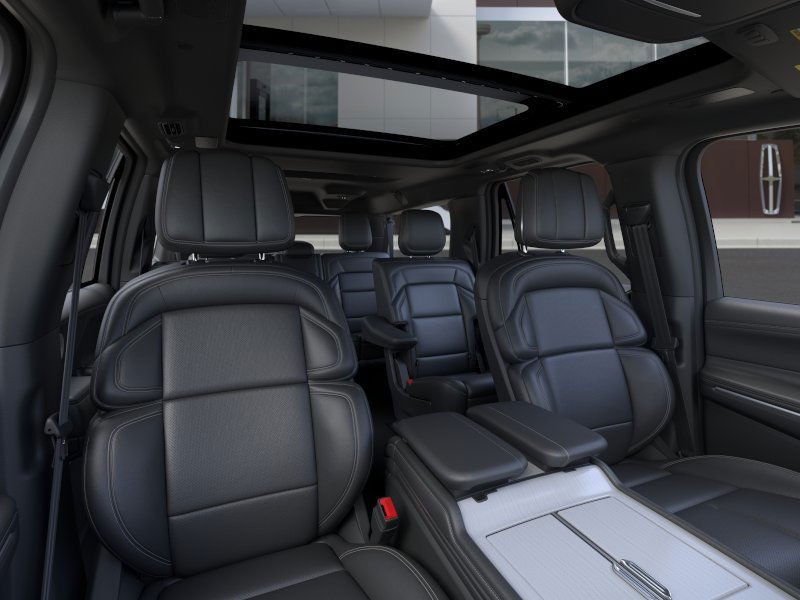 Lincoln Navigator L Vehicle Full-screen Gallery Image 10