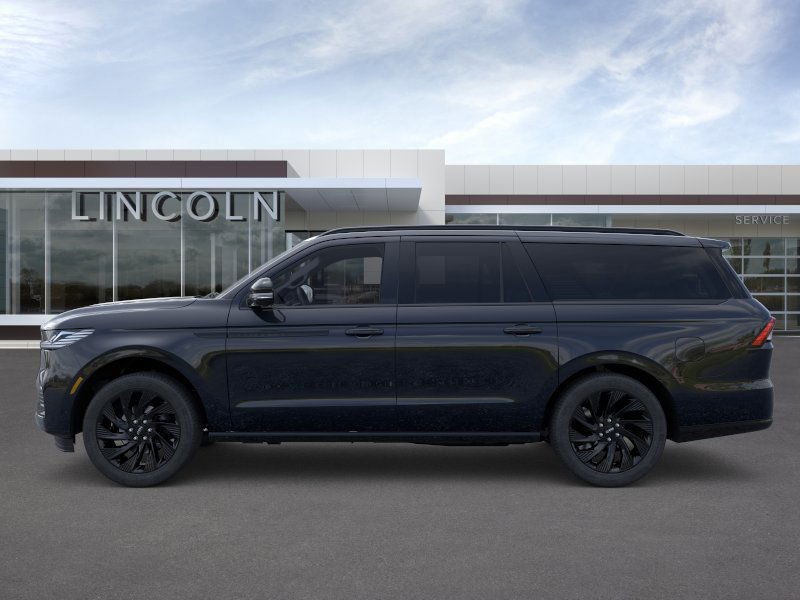Lincoln Navigator L Vehicle Full-screen Gallery Image 03