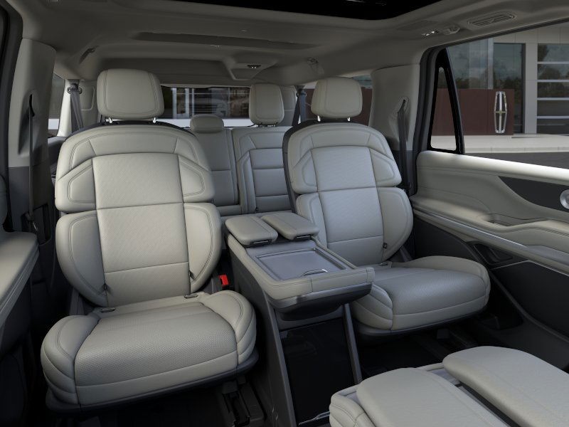 Lincoln Navigator L Vehicle Full-screen Gallery Image 11