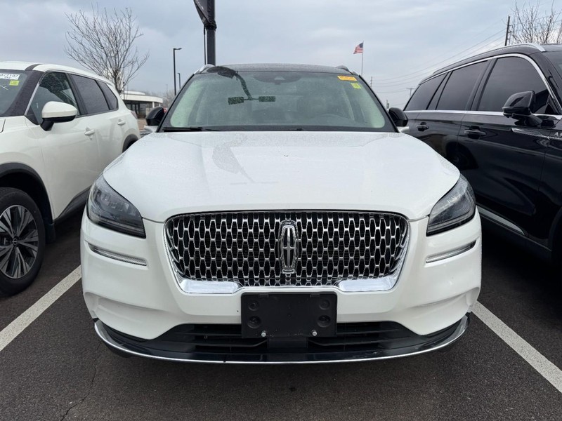 Lincoln Corsair Vehicle Full-screen Gallery Image 02