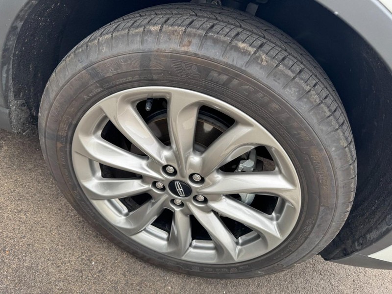 Lincoln Corsair Vehicle Full-screen Gallery Image 04