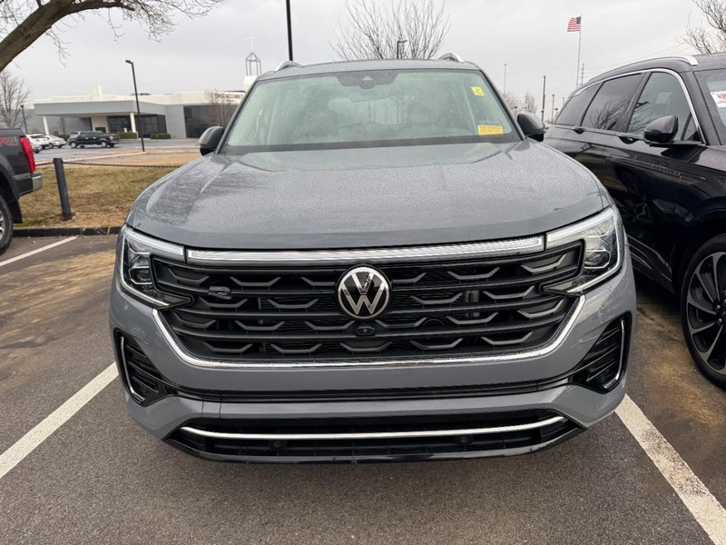Volkswagen Atlas Vehicle Full-screen Gallery Image 02