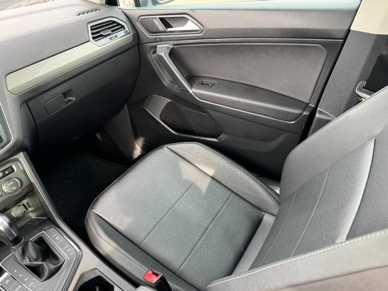 Volkswagen Tiguan Vehicle Full-screen Gallery Image 11