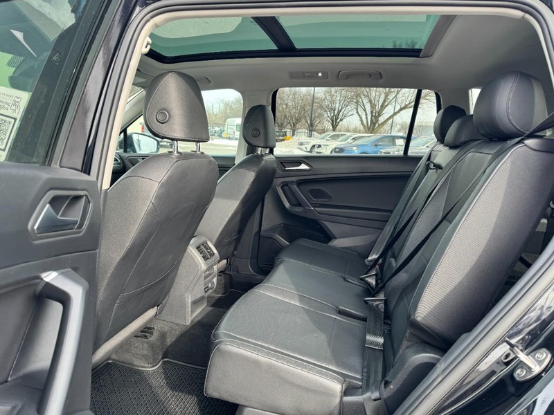 Volkswagen Tiguan Vehicle Full-screen Gallery Image 12