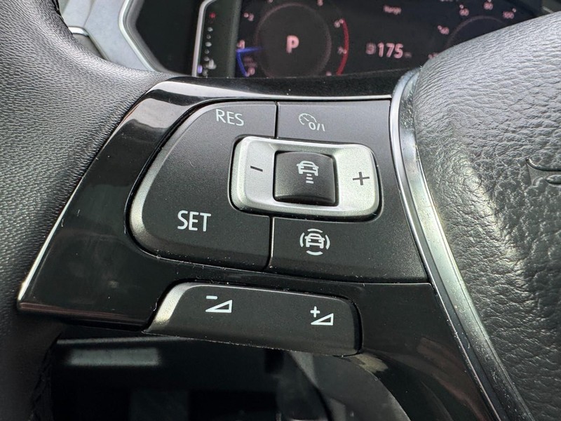 Volkswagen Tiguan Vehicle Full-screen Gallery Image 18