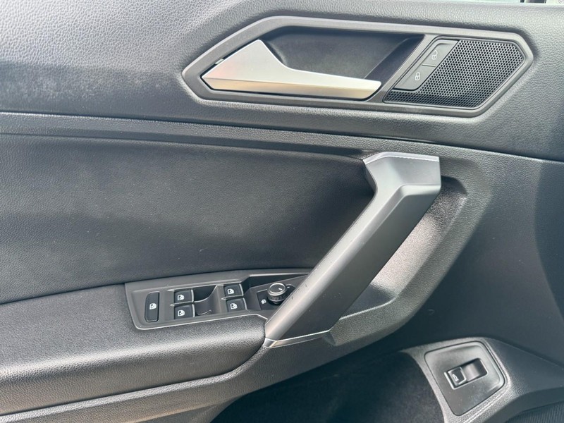 Volkswagen Tiguan Vehicle Full-screen Gallery Image 24