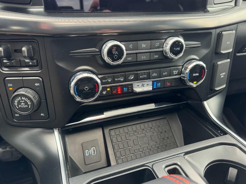 Ford F-150 Vehicle Full-screen Gallery Image 17