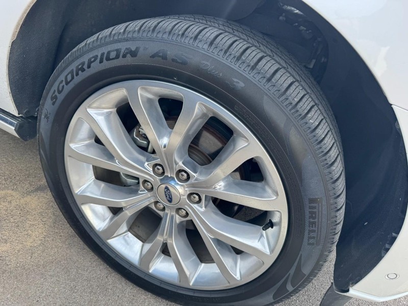 Ford Expedition Max Vehicle Full-screen Gallery Image 04