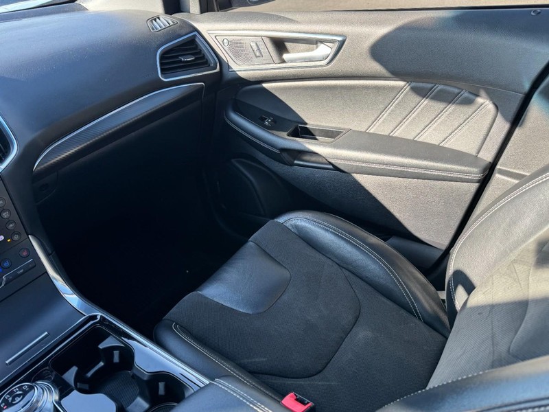 Ford Edge Vehicle Full-screen Gallery Image 11