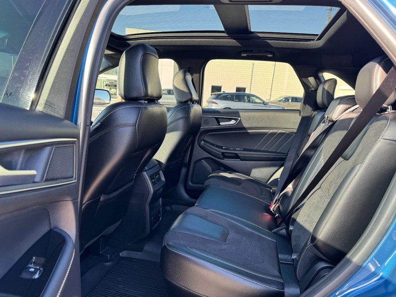 Ford Edge Vehicle Full-screen Gallery Image 12