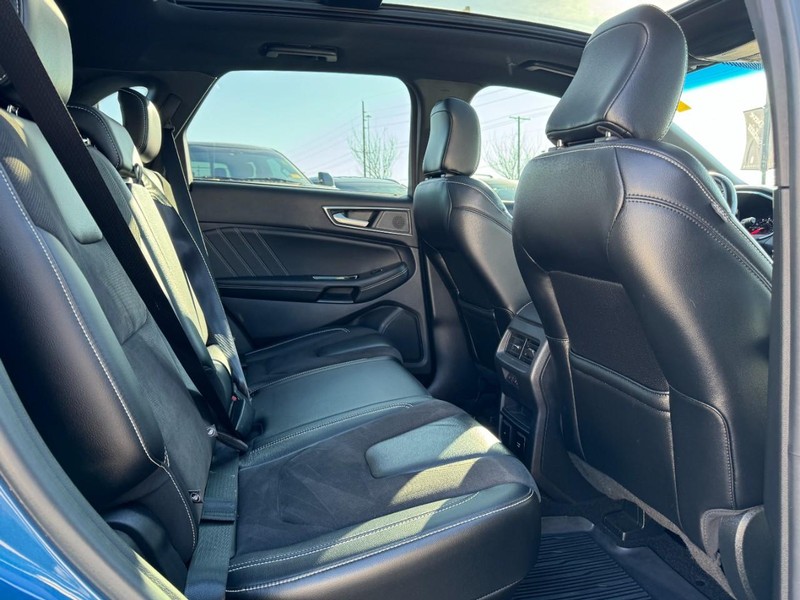 Ford Edge Vehicle Full-screen Gallery Image 13