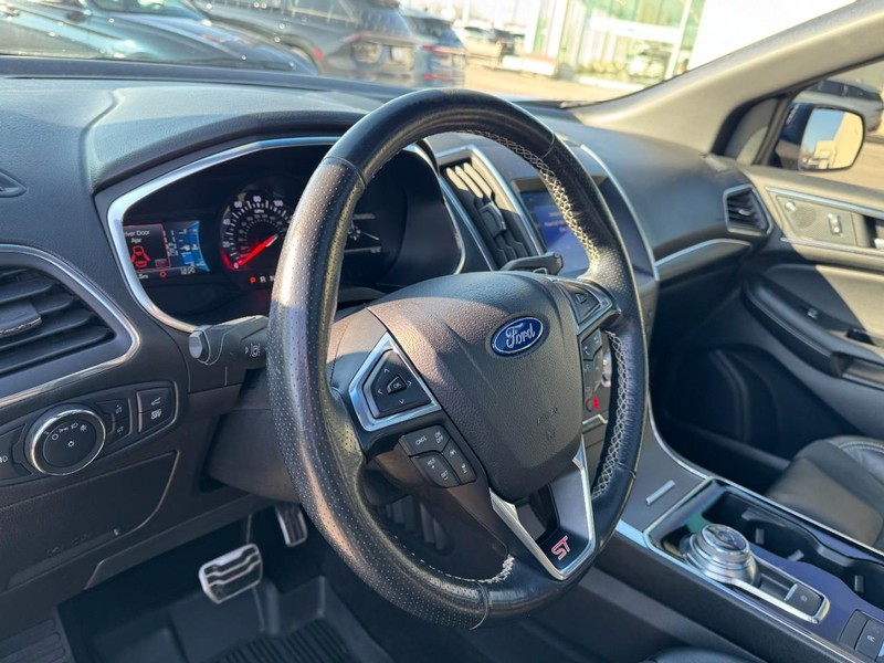 Ford Edge Vehicle Full-screen Gallery Image 15