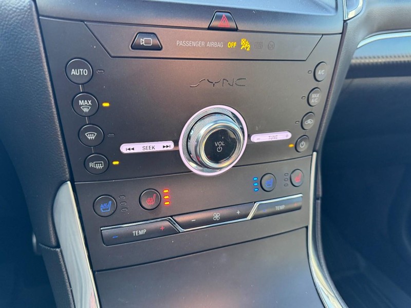 Ford Edge Vehicle Full-screen Gallery Image 17