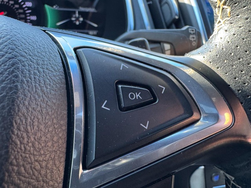 Ford Edge Vehicle Full-screen Gallery Image 19