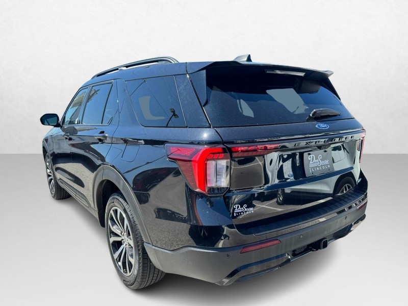 Ford Explorer Vehicle Full-screen Gallery Image 07