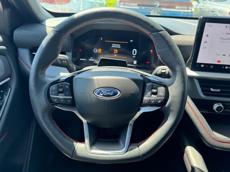 Ford Explorer Vehicle Full-screen Gallery Image 10