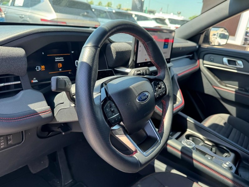 Ford Explorer Vehicle Full-screen Gallery Image 13
