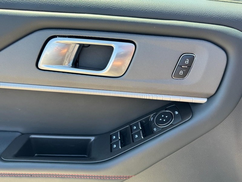 Ford Explorer Vehicle Full-screen Gallery Image 23