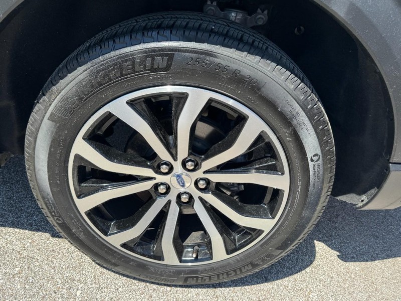 Ford Explorer Vehicle Full-screen Gallery Image 24