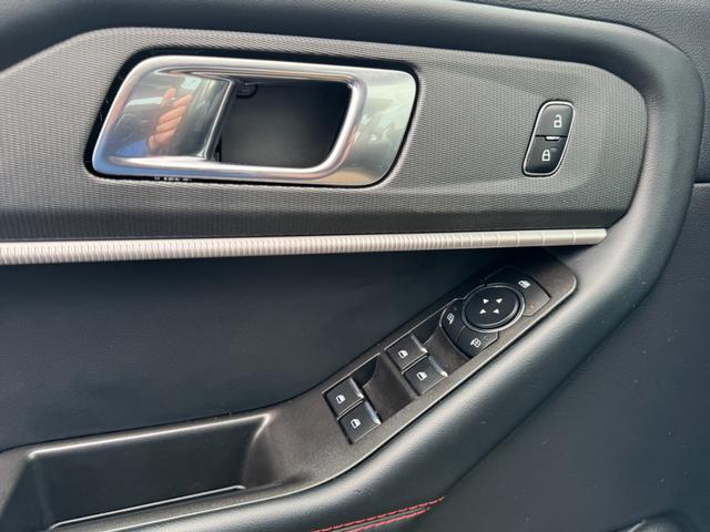 Ford Explorer Vehicle Full-screen Gallery Image 25