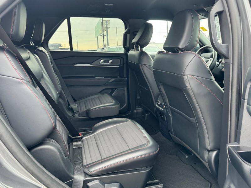 Ford Explorer Vehicle Full-screen Gallery Image 13