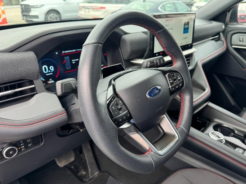 Ford Explorer Vehicle Full-screen Gallery Image 15