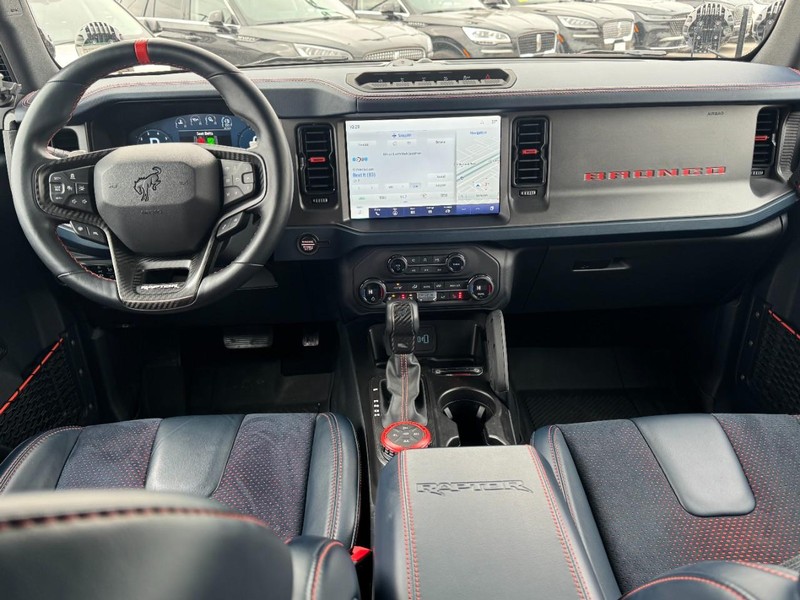 Ford Bronco Vehicle Full-screen Gallery Image 09