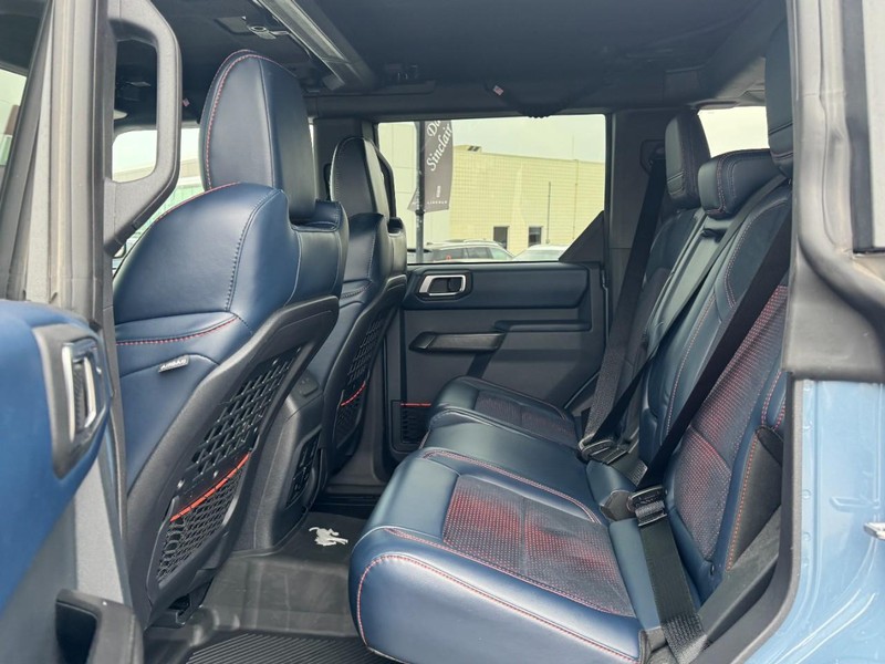 Ford Bronco Vehicle Full-screen Gallery Image 12