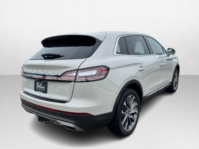 Lincoln Nautilus Vehicle Full-screen Gallery Image 05