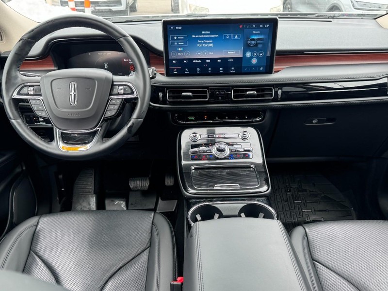 Lincoln Nautilus Vehicle Full-screen Gallery Image 09