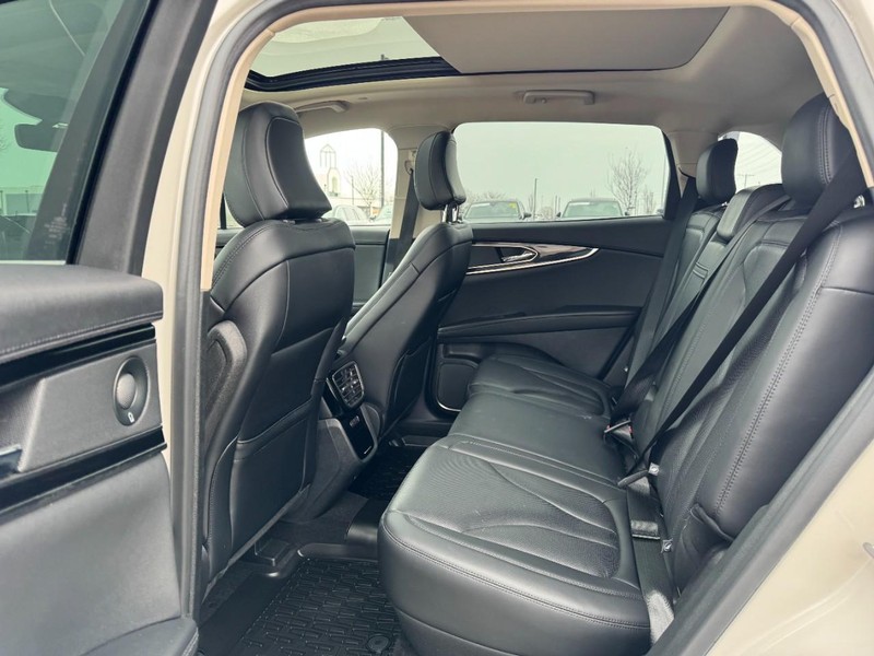 Lincoln Nautilus Vehicle Full-screen Gallery Image 12