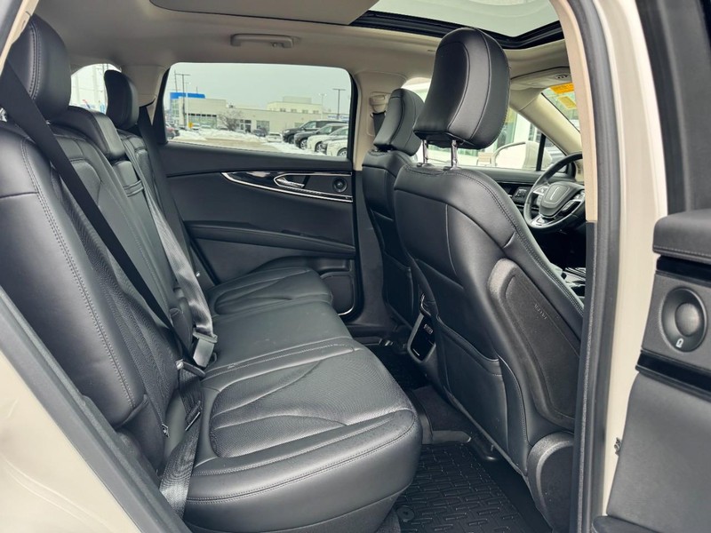 Lincoln Nautilus Vehicle Full-screen Gallery Image 13