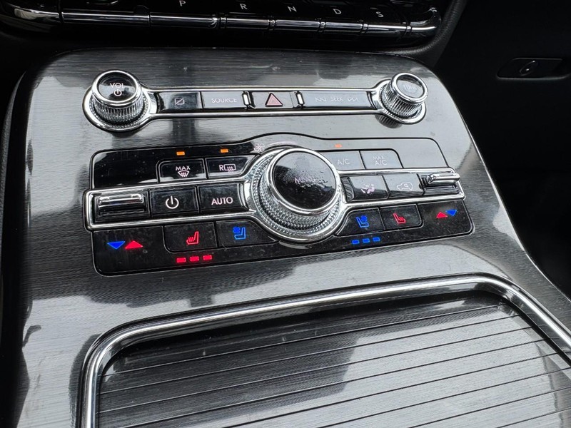 Lincoln Nautilus Vehicle Full-screen Gallery Image 17