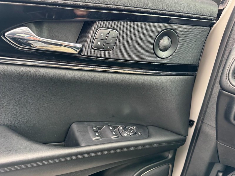 Lincoln Nautilus Vehicle Full-screen Gallery Image 25