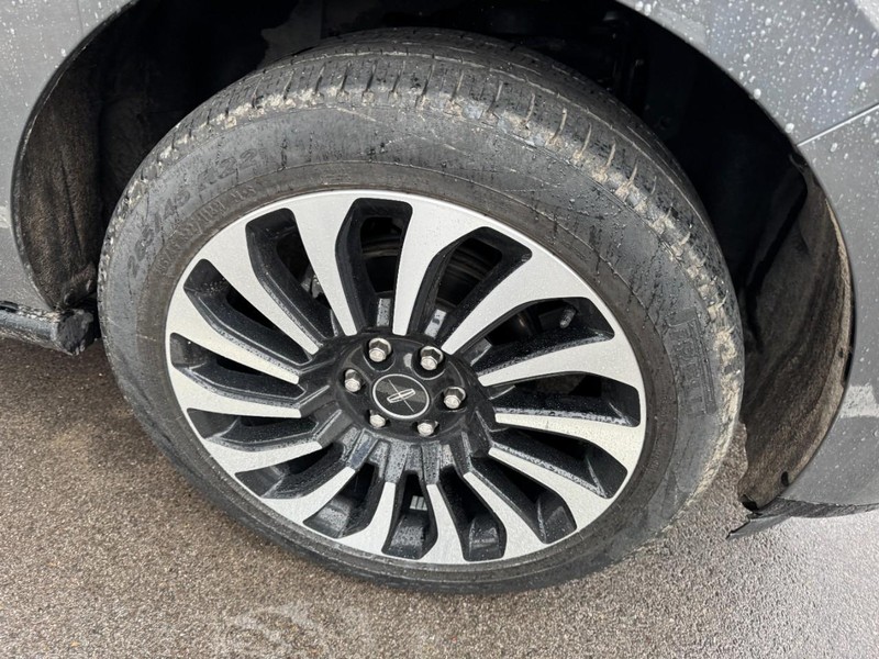 Lincoln Navigator Vehicle Full-screen Gallery Image 04