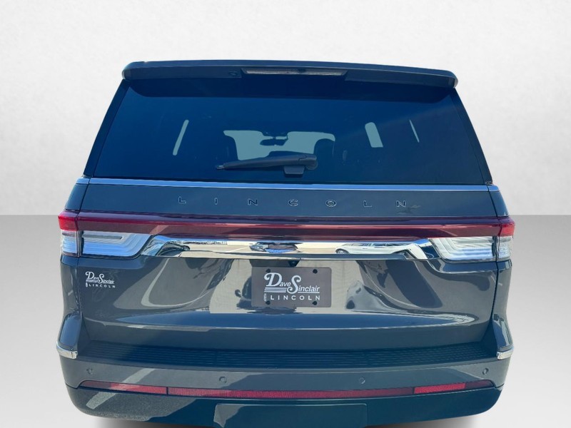 Lincoln Navigator Vehicle Full-screen Gallery Image 06