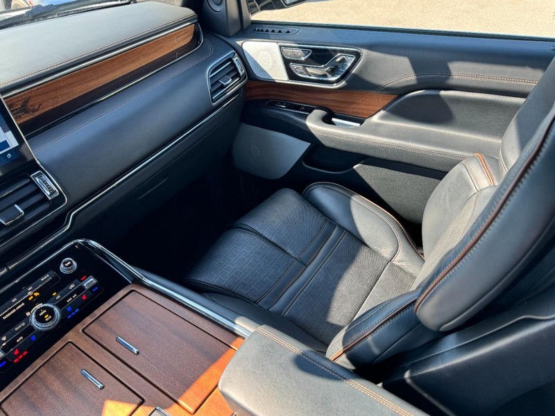 Lincoln Navigator Vehicle Full-screen Gallery Image 11
